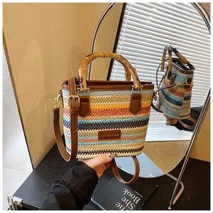 Détail du sac en paille tissé coloré avec poignée en bambou et bandoulière en cuir