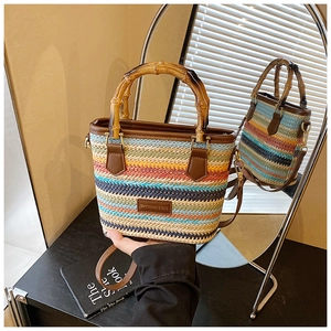 Détail d'un sac en paille tissé coloré avec poignée en bambou et bandoulière amovible