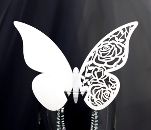 Gros plan de la carte papillon en papier découpé au laser avec motifs de roses