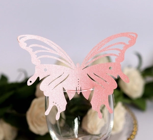 Marque-place papillon rose découpé au laser avec paillettes pour verre de mariage