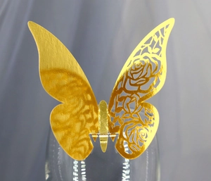 Marque-place papillon doré découpé au laser avec motif rose pour décor de mariage