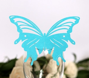 Papillon en papier bleu vif découpé au laser pour décoration de verre et table mariage