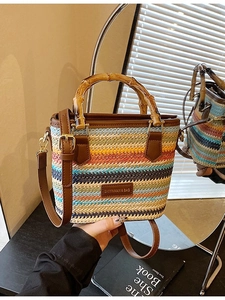 Sac Seau en Paille Tissé à la Main Bohème pour Femmes Été Plage Vacances Sac Bandoulière Avec Poignée en Bambou Sangle Réglable