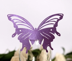 Marque-place papillon violet découpé au laser avec paillettes pour verre de mariage