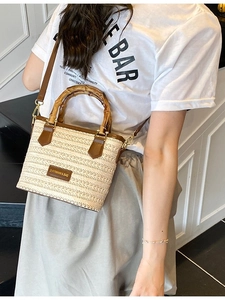 Sac bandoulière de plage en paille tissée avec poignée en bambou et finitions en cuir