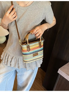 Sac de plage bohème en paille tissée colorée avec poignées en bambou et bandoulière cuir