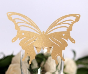 Marque-place papillon doré scintillant pour verre de mariage avec découpe laser fine