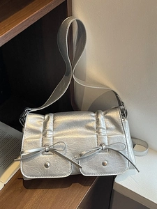 Chic silver bow-knot crossbody bag with vintage pleated faux leather and small pockets