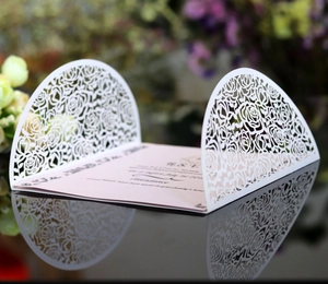 Invito di nozze bianco tagliato al laser con rose e inserto rosa su superficie lucida