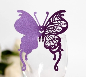 Élégantes cartes papillon violettes avec design découpé au laser et fini pailleté