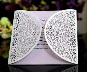 Invito a rosa bianca tagliato al laser con inserto rosa chiaro per matrimonio o fidanzamento