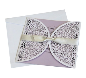 Invito di nozze rosa con taglio laser, inserto lavanda e fiocco in raso bianco elegante