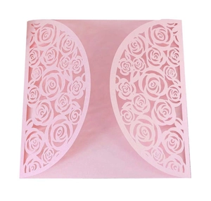 Copertina per invito nuziale rosa tagliata al laser con motivi floreali a rilievo