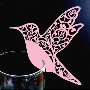 Marque-places en Forme de Colibri pour Verre à Vin Motif Cœur Ajouré Papier Perlé Découpé au Laser Décoration de Table pour Mariage et Fête