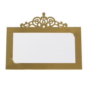 Détail du carton de table doré découpé au laser avec motifs couronne et carte blanche