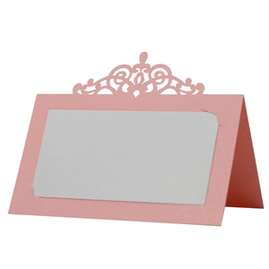 Élégante carte de table rose découpée au laser avec couronne pour mariage et réception