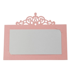 Détail du marque-place rose découpé au laser avec insert blanc pour mariage chic