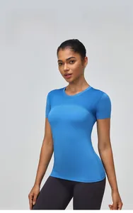 Détail du tissu bleu roi évacuant l'humidité et de la maille respirante sur le t-shirt sport