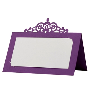 Élégante carte de table violette découpée au laser avec motif floral pour mariage et fête