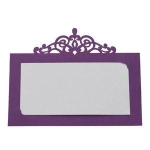 Détail du marque-place violet découpé au laser avec motifs de vignes et insert blanc