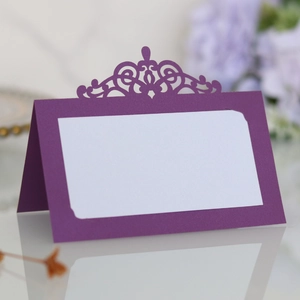 Détail de carte de table violette découpée au laser avec motif évidé et étiquette nom