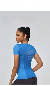 Gros plan du tissu en maille respirante sur le t-shirt de sport bleu évacuant l'humidité