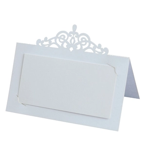 Détail macro du marque-place de mariage découpé au laser avec motifs de dentelle florale