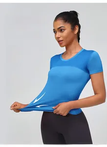 Détail d'un t-shirt de yoga bleu clair avec mesh respirant et tissu à haute élasticité