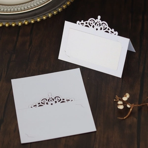 Détails macro de marque-places de mariage découpés au laser avec motifs floraux