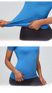 Détail du t-shirt de sport bleu haute élasticité montrant le tissu moulant extensible
