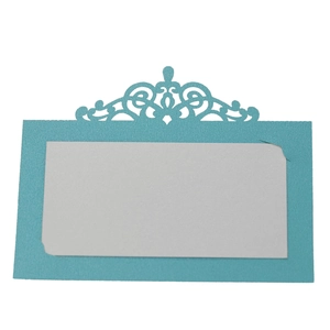 Détail du marque-place bleu découpé au laser avec motif couronne et insert