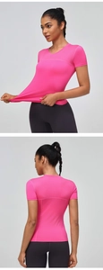 Vue détaillée avant et arrière du t-shirt de sport rose rouge en tissu mesh élastique respirant