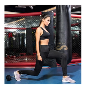 Dettaglio dei leggings da yoga a vita alta e reggiseno sportivo in palestra professionale