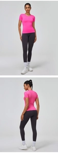 Vue détaillée du t-shirt de sport rose moulant avec empiècements en mesh respirant et doux