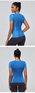 Détails des empiècements en mesh respirant au dos d'un t-shirt de sport bleu ajusté