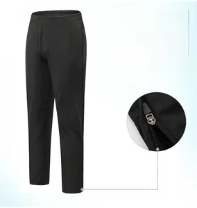 Détail des fermetures éclair réglables aux chevilles sur un pantalon de sport noir