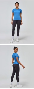 Double vue du t-shirt de sport bleu en maille et leggings de yoga gris taille haute