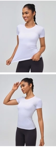 Détail du t-shirt de course blanc ajusté montrant le tissu élastique et le mesh respirant