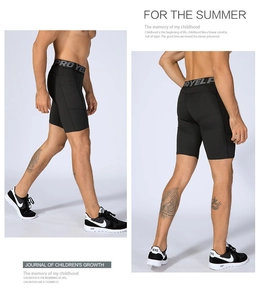 Dettaglio laterale e posteriore dei pantaloncini a compressione neri con tasca laterale