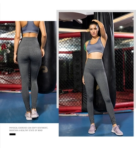 Vista anteriore e posteriore dei leggings da yoga grigi a vita alta con tasche