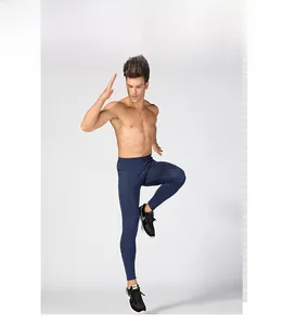 Dettaglio dei leggings a compressione blu navy da uomo con tasca laterale con zip