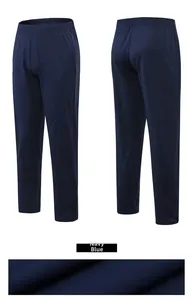 Vue détaillée du tissu respirant bleu marine et de la fermeture éclair à la cheville du pantalon
