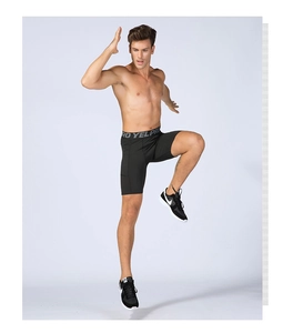 Azione che mostra il design ergonomico e il supporto muscolare dei pantaloncini sportivi