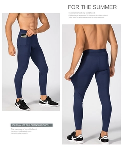 Dettaglio dei leggings sportivi elasticizzati con tasca laterale per lo smartphone
