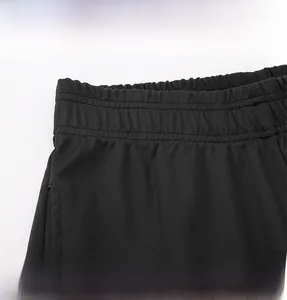 Détail de la taille élastique du pantalon de sport noir avec coutures renforcées