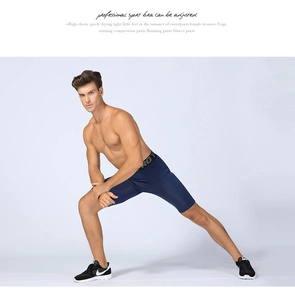 Dettaglio dei pantaloncini a compressione blu scuro da uomo con elastico in vita pro