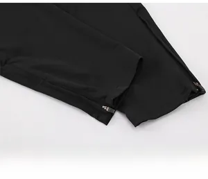 Détail du pantalon de sport noir pour homme avec fermeture éclair fonctionnelle au bas de jambe