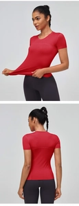 Détails avant et arrière du t-shirt de sport rouge à manches courtes pour femme slim fit