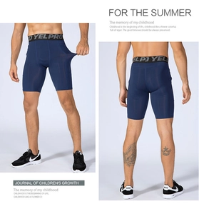 Dettaglio dei pantaloncini a compressione blu navy con fascia elastica e tasca laterale
