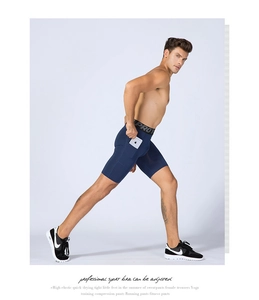 Vista dettagliata dei pantaloncini a compressione da uomo con tasca laterale per cellulare